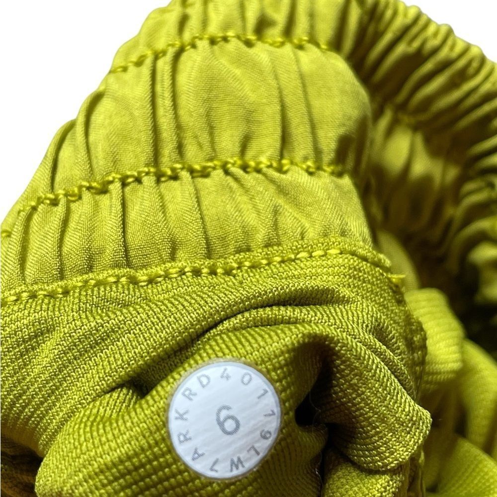 LULULEMON Hotty Hot Short II 2.5" in Meadow Size 6 - Picture 8 of 10
